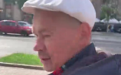 В центре Киева пьяный мужчина пытался подойти к Зеленскому, который делал селфи-видео