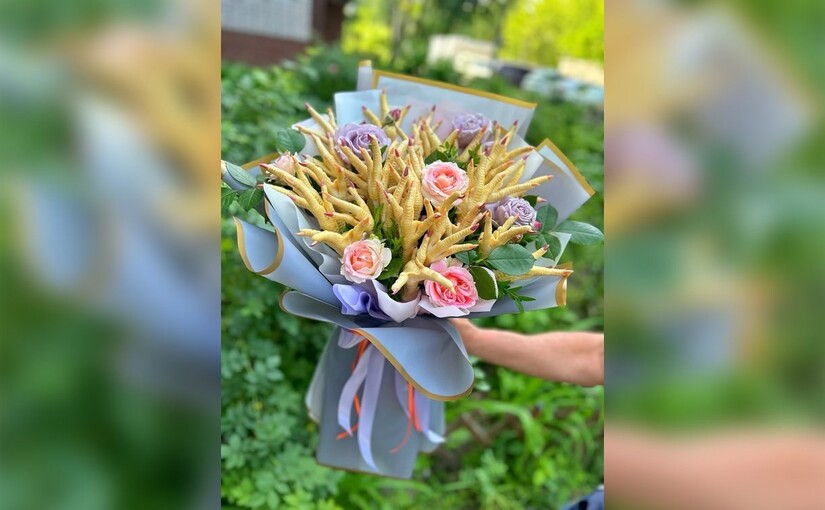 У Дніпрі флористка створила букет з курячих лапок і живих троянд - фото