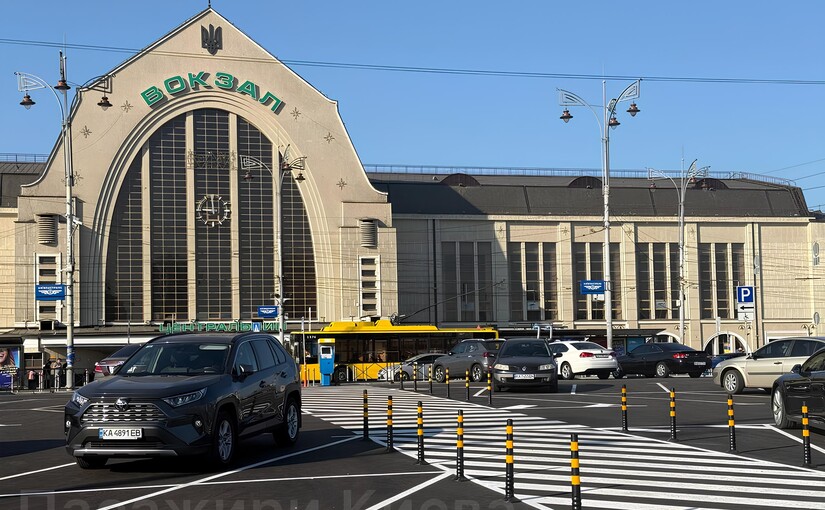 Біля київського Центрального вокзалу відкрили великий паркінг за 80 грн/год - фото