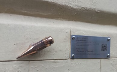 На Подоле установили мини-скульптуру сточенного карандаша