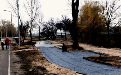 На Оболони бетонируют парк на улице Приречной: жители требуют остановить работы