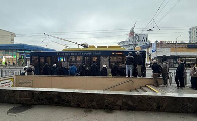 На Лукьяновке пассажиров высаживают на дорогу из-за халатности коммунальщиков