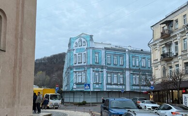 На Подолі розбирають історичний Ткацький цех: активісти занепокоєні