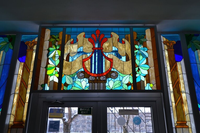 Активісти повернули вітраж у київську музичну школу №13, який торік викинули на смітник