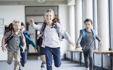 В школах Киева со 2 февраля возобновили обучение и разрешили выбирать формат