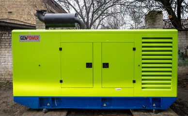 У Дніпрі мешканці закидали яйцями генератор через холод у квартирах