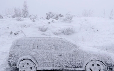 Авто пішло під лід у Полтаві — нічний дрифт на ставку закінчився провалом