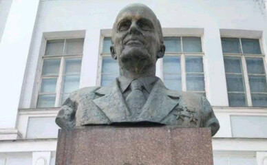 У Києві з пам’ятника Борису Патону збили радянську символіку