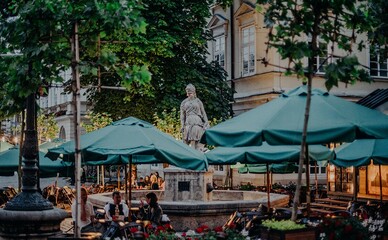 Во Львове открыли летние площадки раньше из-за теплой погоды