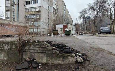 У центрі Дніпра двір перетворився на стихійне звалище за 50 метрів від центральної вулиці