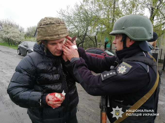 На Дніпропетровщині у Синельниківському районі п'яний чоловік кинув гранати в поліцейських