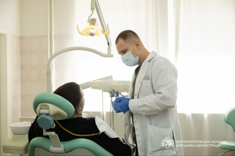 В Днепропетровской области заработала программа бесплатного лечения зубов военным