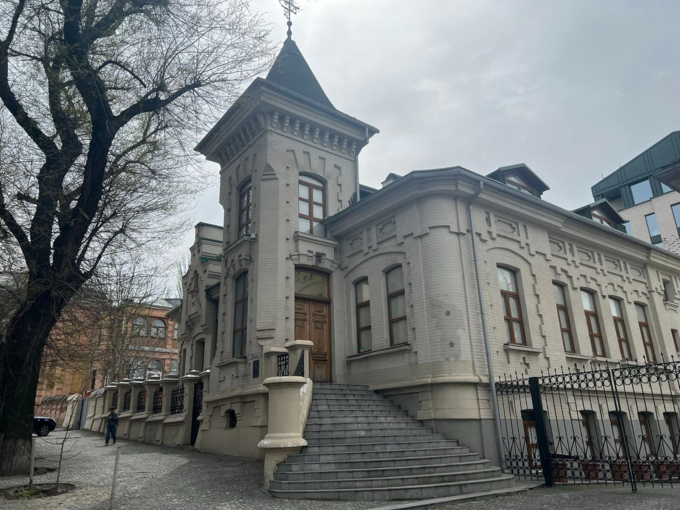 В Днепре демонтировали барельеф Брежнева на Крутогорном спуске