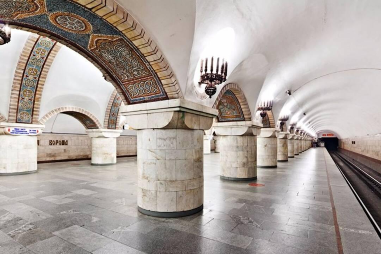 В киевском метро закрыли последние кассы — теперь только безналичная оплата на всех 52 станциях
