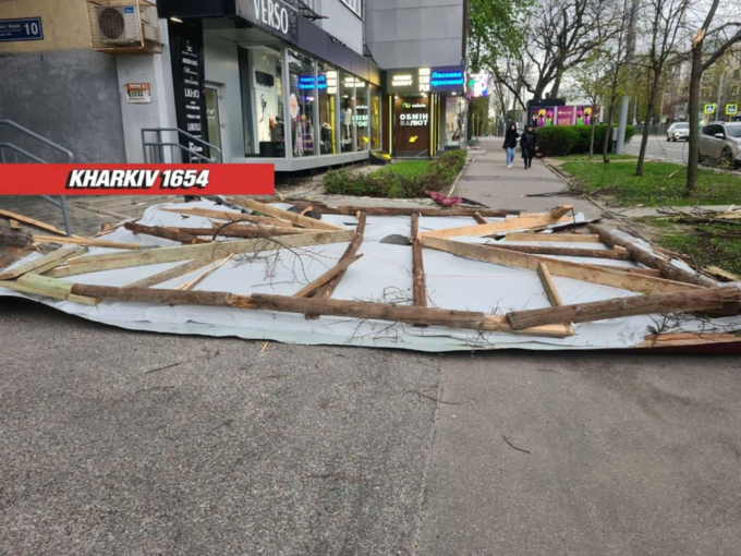 Крыша за 714 тыс. грн не выдержала полгода: в Харькове с дома на Данилевского сорвало кровлю