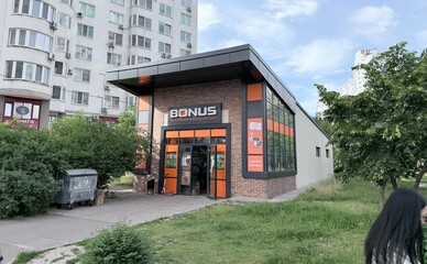 На Осокорках построили укрытие и открыли там магазин низких цен