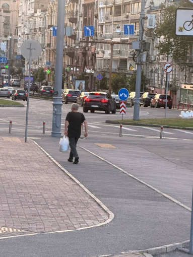 В центре Киева мужчина ударил женщину на остановке кулаком в лицо
