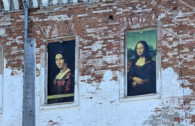 В Полтаве окна Кадетского корпуса украсили картинами да Винчи и Боттичелли