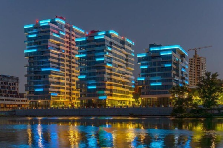 В Днепре фасад Port City на набережной украсили динамической подсветкой