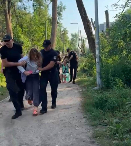 Поліція виводить із парку на Теремках активістів, які захищали дерева від вирубки
