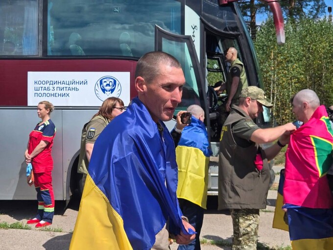 Из российского плена вернулись 13 защитников из Днепропетровщины