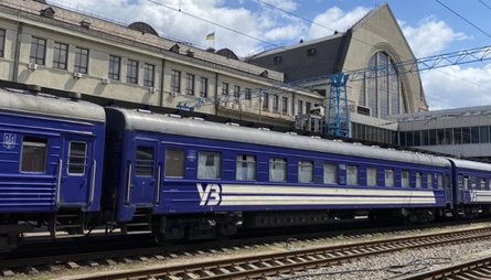 Укрзалізниця другий день поспіль фіксує масові запізнення потягів на 12-15 годин