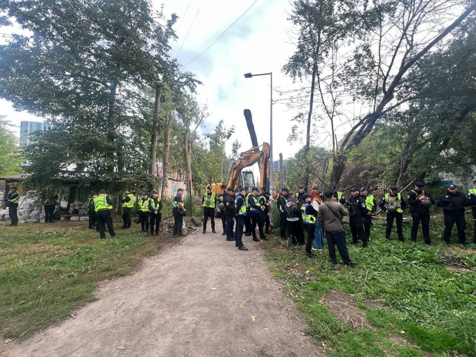 У парку на Теремках відновили вирубку дерев під охороною поліції