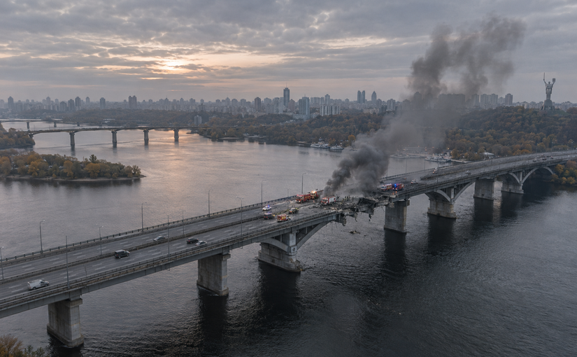 В Киеве россияне вторично ударили по Северному мосту, Южным пустили метро