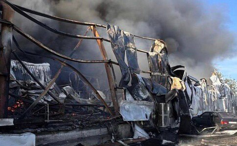 Під Дніпром після атаки РФ на склади поранені троє людей, один у тяжкому стані