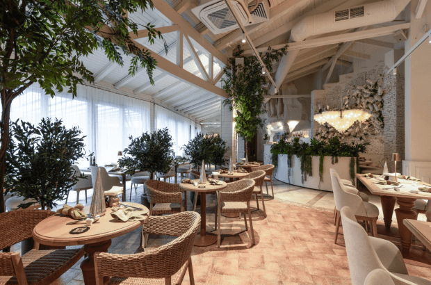 В Днепре открыли первый ресторан греческой кухни с традицией избиения тарелок фото 2 1