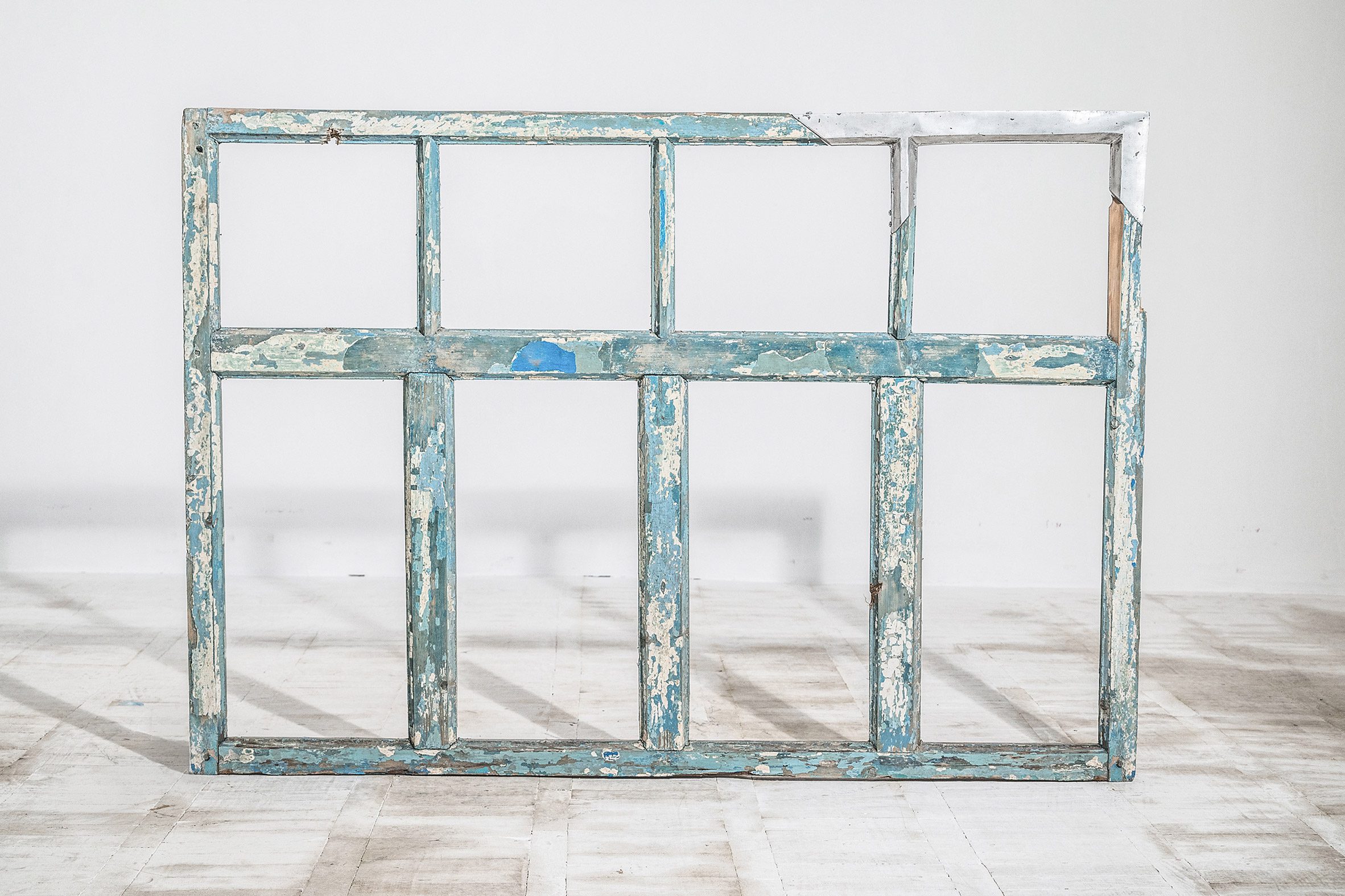 Французский художник восстанавливает поврежденную украинскую мебель металлом из российских ракет фото 1