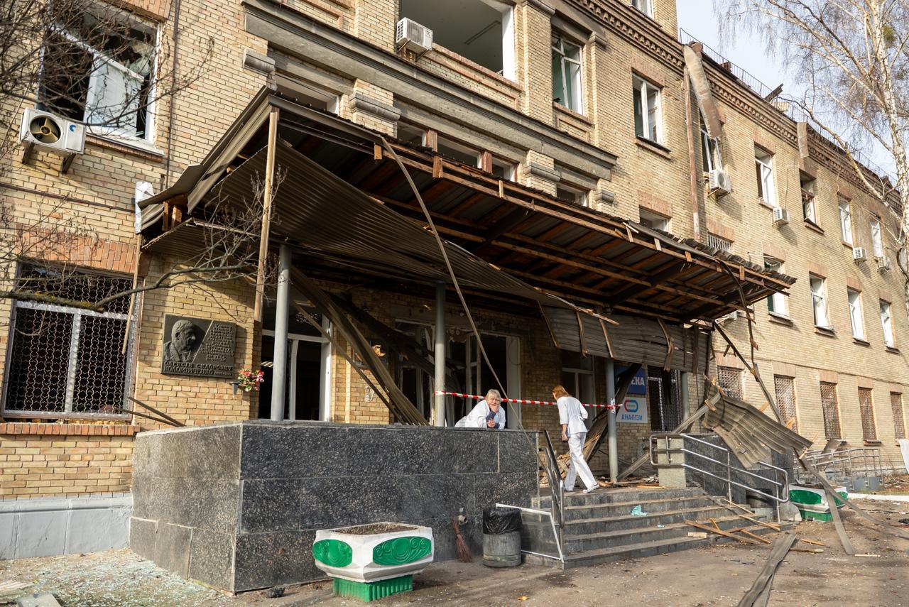 Российская атака разрушила крышу и четвертый этаж поликлиники на Подоле - фото