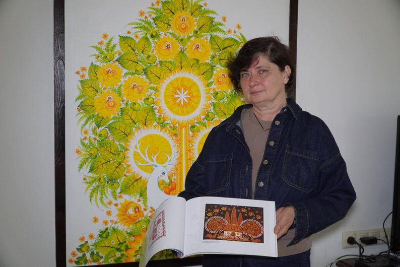 Мастер петриковской росписи из Днепропетровщины обвиняет бренд одежды в использовании её картины без разрешения фото