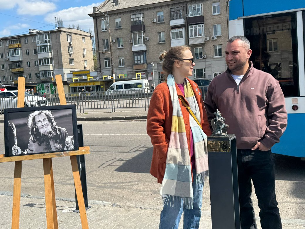 В Днепре открыли мини-скульптуру "днепровского Форреста Гампа" - фото