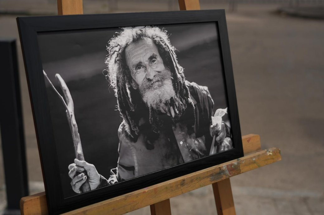 В Днепре открыли мини-скульптуру "днепровского Форреста Гампа" - фото