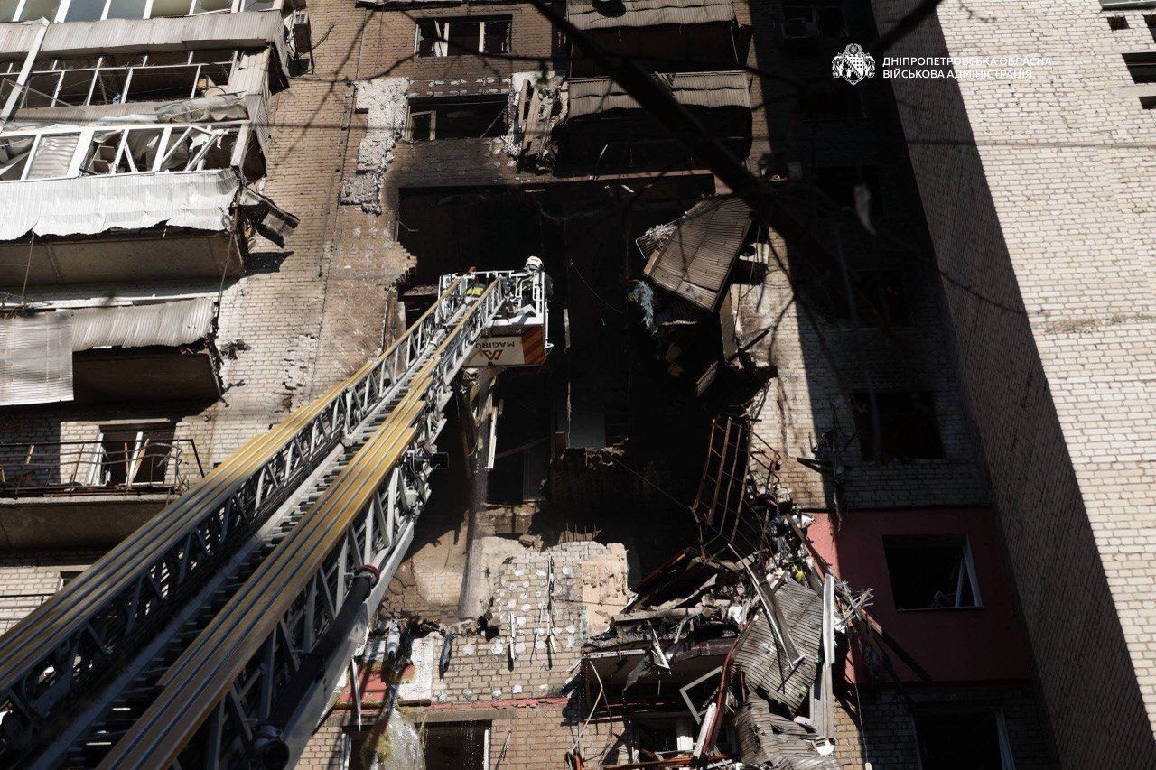 В Днепре погибли двое людей после ночной атаки БПЛА &mdash; 10 раненых, среди них двое детей фото