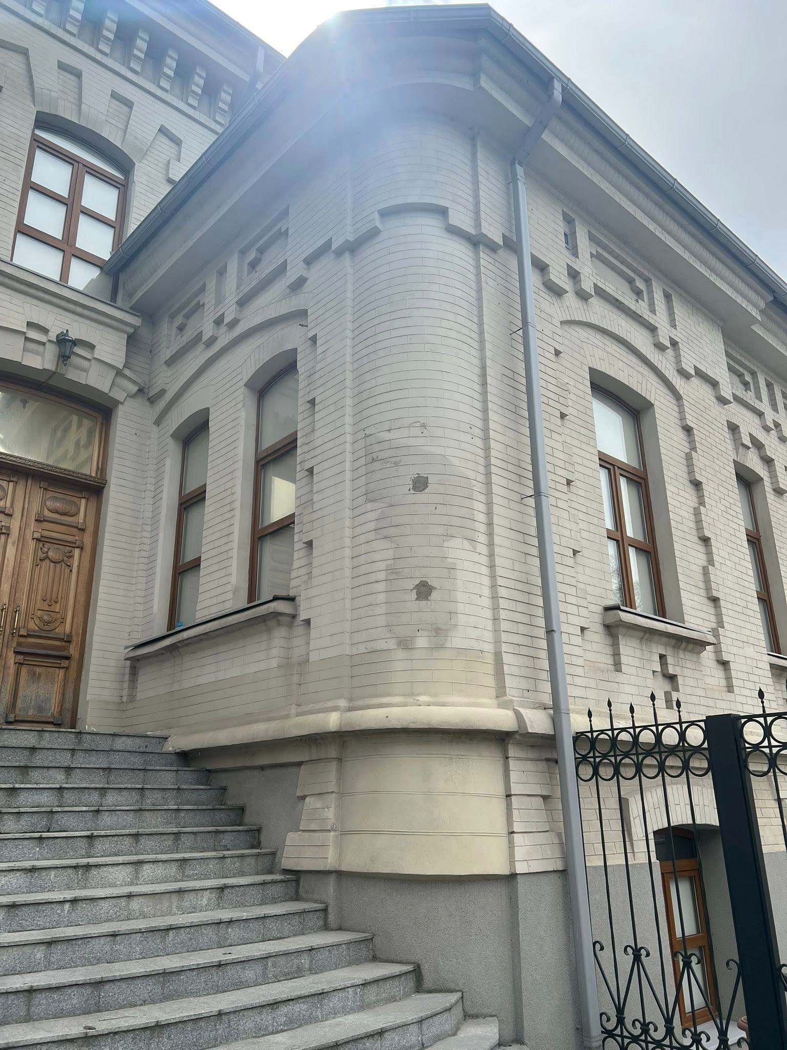 В Днепре демонтировали барельеф Брежнева на Крутогорном спуске фото