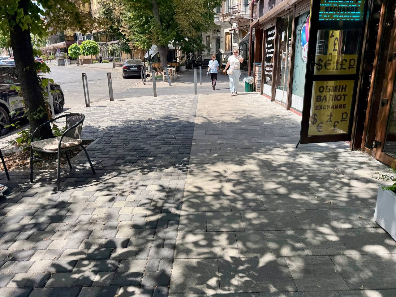 В Днепре бизнесмены заменили асфальт на улице Баррикадной плиткой - фото