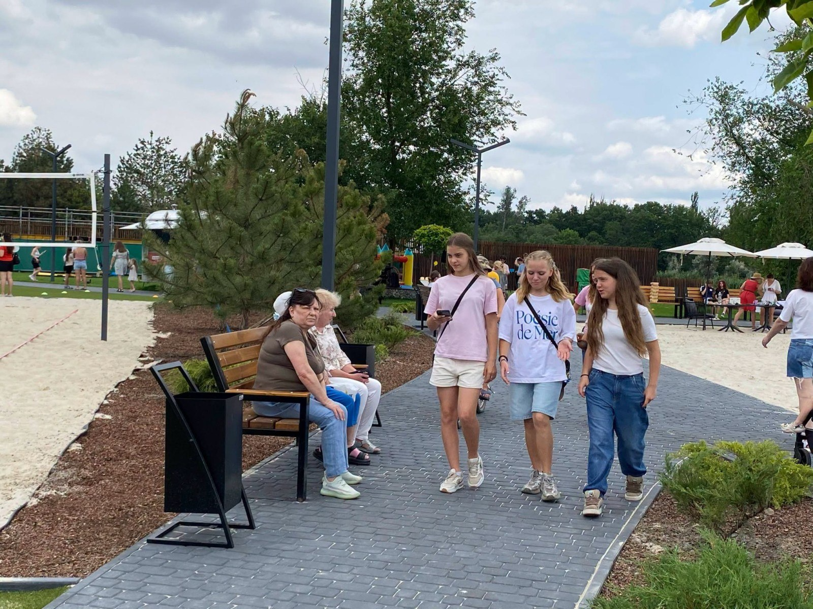 В Днепропетровской области открыли обновленный городской пляж возле реки фото
