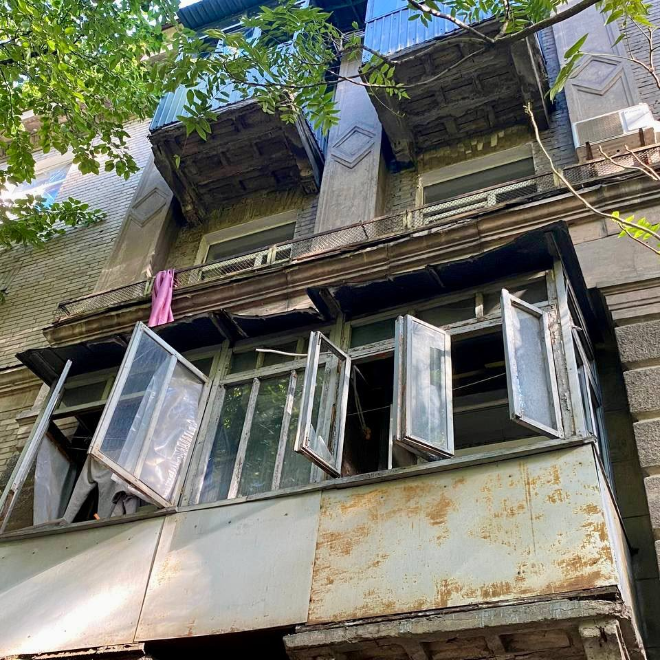 В Днепре ночная атака повредила 16 домов и выбила около 500 окон - фото