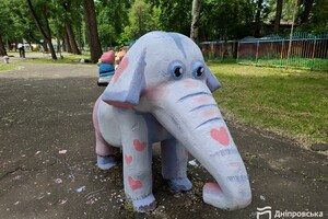 У Дніпрі юні художники розмалювали казкові фігури в парку Глоби фото
