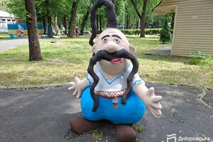 У Дніпрі юні художники розмалювали казкові фігури в парку Глоби фото 2